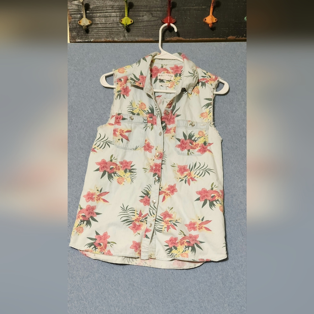Bullhead Denim Co. floral denim sleeveless button down vest. Size Regular fit